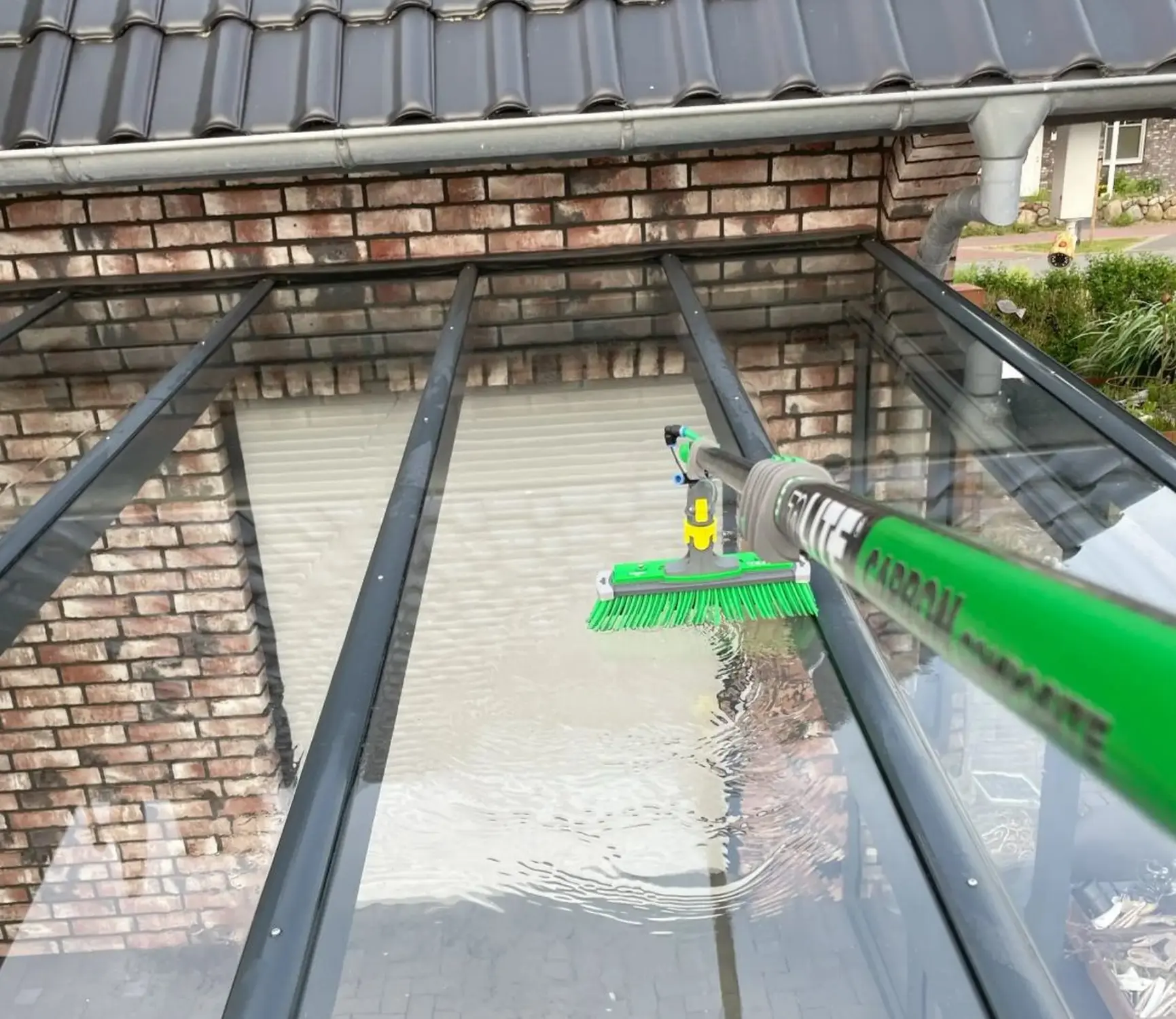 Dombo`s Glasreinigung - Reinigungsdienste - Dachreinigung im Wintergarten