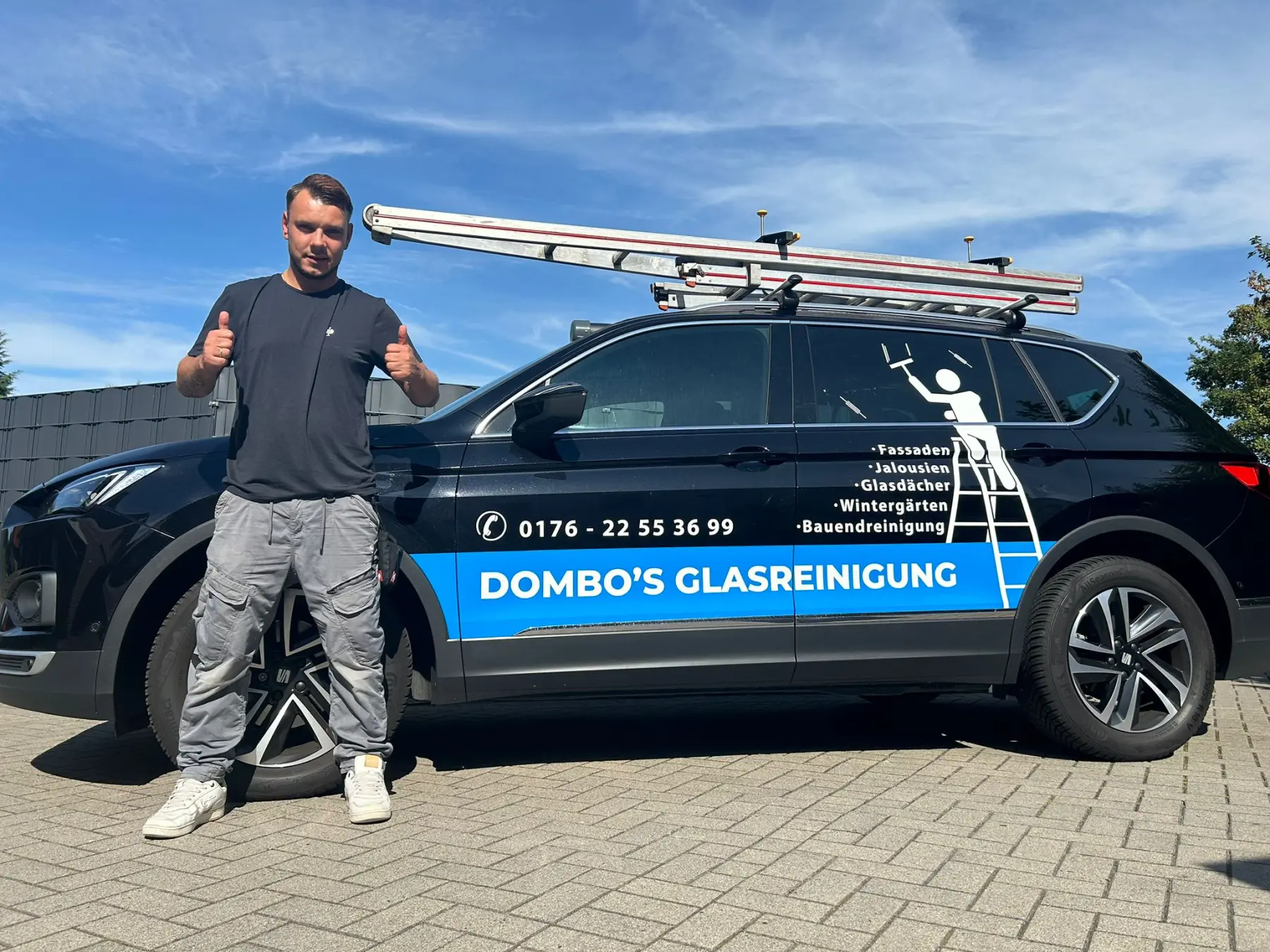 Dombo`s Glasreinigung - Reinigungsdienste - Kevin steht vor dem Firmenwagen