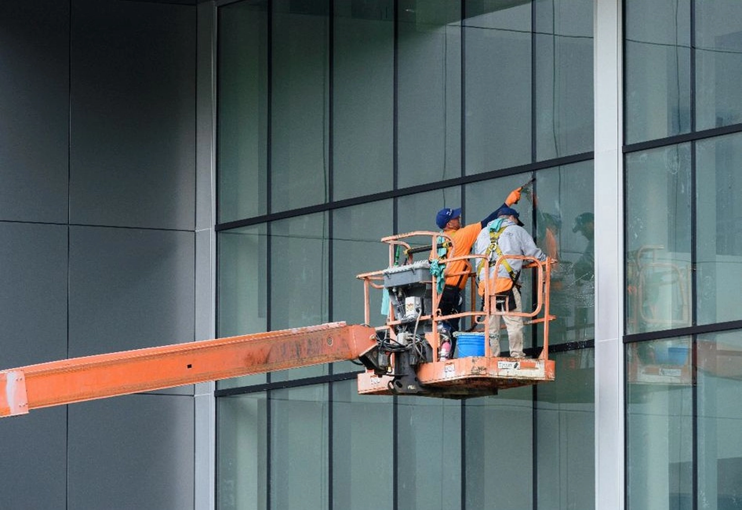 Dombo`s Glasreinigung - Reinigungsdienste - Reinigung mit Steiger arbeiten
