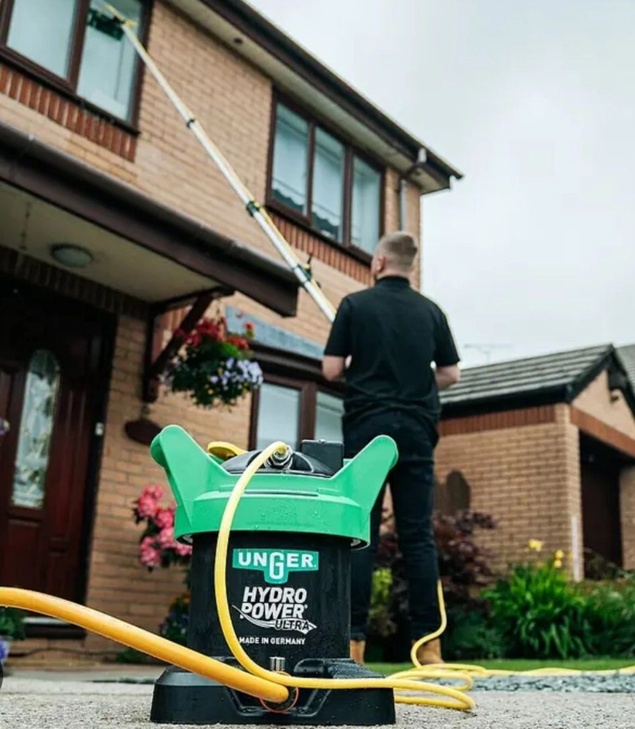 Dombo`s Glasreinigung - Reinigungsdienste - Mann macht Osmosearbeiten