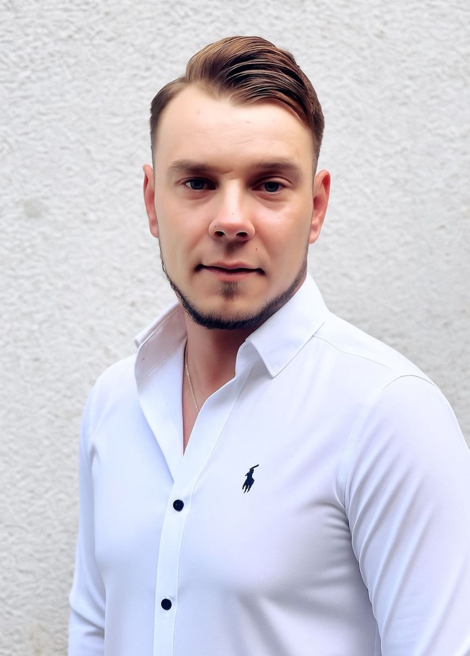 Dombo`s Glasreinigung - Reinigungsdienste - Kevin steht vor dem Firmenwagen